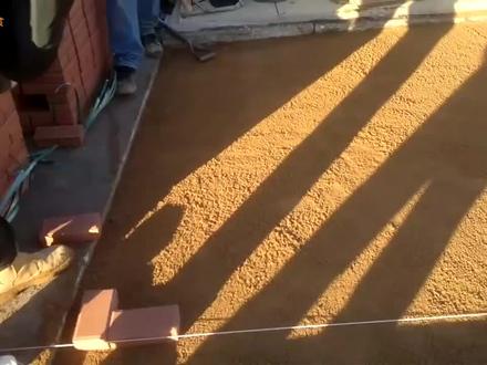 外国建筑工人铺贴路面砖的方法,这速度简直无敌的存在