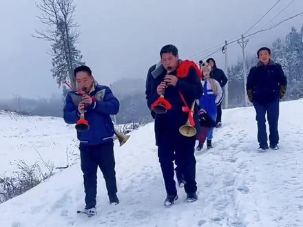 听说下雪天结婚最好了 因为走着走着就到白头了。冰雪道路结冰 车辆不能通行 正是这样才有了最浪漫的回忆与经历。#雪地 #雪地里撒欢