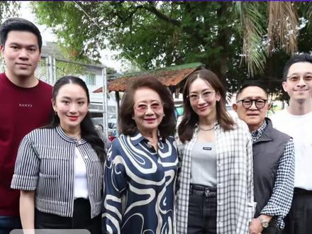 佩通坦携家人现身投票站
行使选举投票权