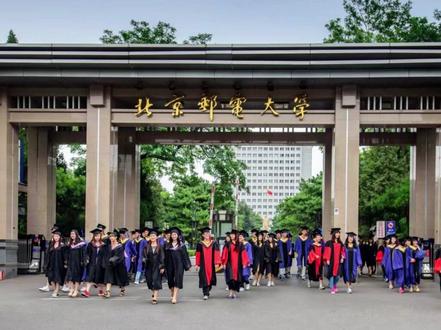 中国最强211,碾压大多数985大学 北京邮电大学可以说是纯211高校中录取分数线的“天花板”。根据最近三年的数据,北邮在全国26省市理科(物理类)投档线平均在640分左右,排名约全国第20位,已经超过了一半的985高校!2024年陕西录取最高分656分1482位次,最低分632分3828位次。能够上北邮的成绩同时可以被东南大学 同济大学 西安交通大学 武汉大学 华中科技大学 南开大学 中山大学 国防科技大学 电子科技大学 电子科技大学(沙河校区) 天津大学 大连理工大学 哈尔滨工业大学(威海) 西工大录取。北京邮电大学的优势学科,双一流学科信息与通信工程、计算机科学与技术,国家重点学科电子科学与技术、信息与通信工程,然后再看学科评估,第五轮学科评估信息A加、计算机A、电子A减、软件A减、光学工程A减,然后2025年新增的专业低空技术与工程,所有列出来的比较有含金量的学科,都是新工科,它强势的学科都非常的热门。另外它的专业组做的非常干净,特别是在有调剂的省份,你在北邮不会碰到天坑专业,再加上北京邮电大学在北京,是互联网大厂集中的城市,不愁实习就业。再来看看它的升学数据,北京邮电大学30.13%的保研率,这个数字是中流985的水平,所以强势的学科很热门,加上北京的城市优势,再加上好的升学质量,全部支撑在一起,助推了北京邮电大学在最近几年到达211第一梯队第一名。