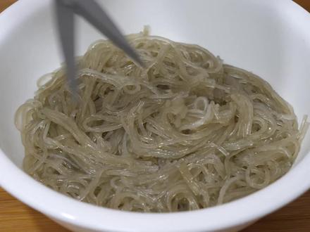 粉条里打4个鸡蛋,真是太好吃了,我家一周吃7次,上桌就扫光