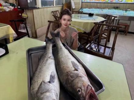火爆全网饼辣辣完整版! 火爆全网饼辣辣完整版!钓鱼博主赊饼被魔鬼辣椒恶搞,豪爽老板娘仗义换饭,大鱼双向报恩,全网心疼的小朋友终于圆梦吃上饼了。 #平常心钓鱼 #鱼换万物 #钱多多里脊肉饼 #饼换鱼的小朋友 #鱼和饼的奇妙相遇