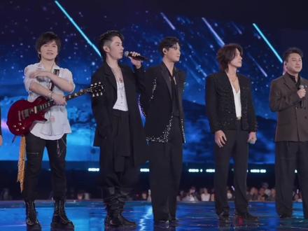 F4演唱会今晚开唱,《第一时间》彩排曝光,阿信唱朱孝天的歌词 F4成员言承旭、吴建豪、周渝民和阿信的演唱会彩排,现场唱《第一时间》,阿信唱了朱孝天的歌词部分,据悉这首歌讲述的是共同构建朋友间无条件支援的故事 #F4演唱会 #阿信 #朱孝天 #言承旭 #2025影娱年终大赏