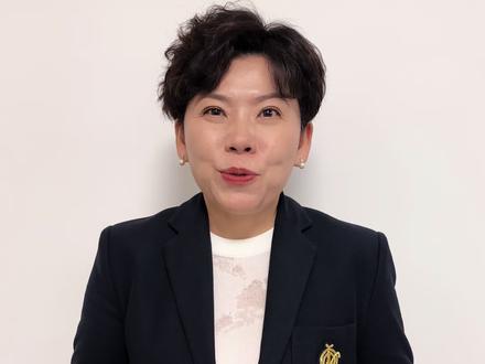 祝贺山东队获得刚刚结束的全运会女团决赛金牌,真的太不容易了,这场比赛真的是那么的紧张,但是又非常的精彩。
我认为这次团体赛最终山东队赢得比赛,她们的排兵布阵水平很高,把陈梦用得很活,率先在团体第一场比赛获得第一分,这非常重要。第三场比赛中,由于大家都知道孙颖莎的实力,有意避开也能让陈梦获得两分。从这点来看,我认为今天山东队的获胜是排兵布阵的结果,当然运动员的执行力也非常强,该赢的比赛必须赢才可以。
第一场球双打比赛一边倒,陈梦和王晓彤明显优于何卓佳和王添艺,从整体比赛走向和控制力,不愧是老将陈梦。通常团体第一场球最难打,而这场比赛恰好是陈梦先出场,她对整体的控制力和把控力都在。
孙颖莎在单打这条线上一如既往地强于对手,在两场单打的比赛中,对手毫无还手之力,明显优于对手,明显高于对手不少,是碾压式的拿到两场单打比赛。
我认为最有看头的比赛是范思琦对何卓佳。何卓佳一开始打得真的好,对一个颗粒打法,尤其是长胶,这与我的打法相似,能今天打到这个份上,她真的很棒,她巨黏,无谓失误非常少,非常有耐心,有各种各种的变化。起初2:0领先时,胶皮长胶颗粒断裂,当时她选择更换球拍,一定是认为球颗粒断裂不好控制弧线。但有时在打顺的时候,也许不换可能是件好事。当然这都是后来的说法了。无论如何,我认为何卓佳展现出了她应有的水平,她的韧劲和意志力超强。
另外,范思琦在0:2落后的情况下,痛定思痛,没有放弃,而且豁出去了,敢于搏杀,敢于出手。在她前面时,已经明显感到紧张得不行了。虽然力是在拉,但是真的拉不穿对手,发不上力了。我们紧张时有两种表现,一种是软的,另一种是硬得不行。范思琦的两种表现都出了,说明她对这场比赛太渴望赢了。然而在0:2落后的情况下,她将自己应有的球打出来了,这是一件非常了不起的事情,她能够立即调整自己并且执行到位。
尤其精彩的是第五场的第五局,两个人有多紧张,都是本能的反应,这说明她们平常训练的基本功多么扎实。她们每个球不是一两下就可以得分,都是十几二十几个回合,这时候全凭的是下意识和她的本能在回球。也祝贺范思琦这位“不年轻的小将”笑到最后。#亚萍姐的乒乓时间 #2025全运会