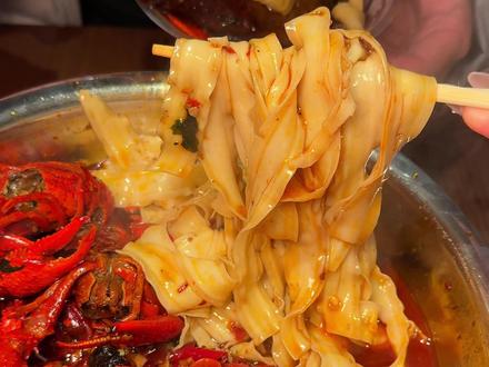 长沙!!到底是谁发明出来的酱板鸭臭豆腐龙虾这个搭配!真的好好吃啊啊长沙特产一锅炖了~#长沙美食 #长沙到底有多好吃