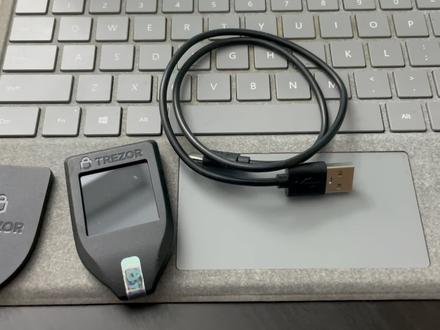 #狗狗币 #trezor #硬件钱包 #冷钱包 #比特币 硬件钱包用起来,从此您的财产神圣不可侵犯!