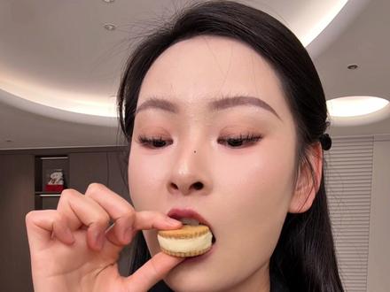 酸奶夹心青稞饼干满满的膳食纤维!中间的酸奶夹心是生牛乳发酵,香甜醇厚还不齁甜~#藏晶 #出行必备 #休闲解馋小零食 #酥酥脆脆 #饱腹感超强的饼干