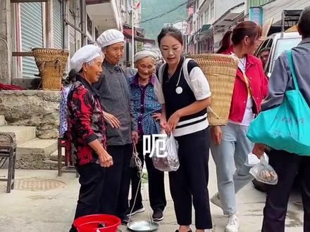 当我从近四年数万个素材中整理这支视频的时候泪目了,太多感慨! 这支长达55分钟的视频是致敬我所有的粉丝,感谢你们的一路陪伴!这支视频也是致敬所有在我视频中出现的人,他们有秋姐的邻居、他们有集市上陌生又温暖的乡亲、他们还有偶遇我的粉丝,以及因为疫情生意萧条依然坚守摊位的大哥大姐们。这所有的面孔,是人间烟火,更是生活的寸断尺长。
接近四年,一千多次日月星辰。很多姐妹都能从这支视频里找到你们在某一个瞬间就爱上秋姐的那个曾经。这支视频里有秋姐的笑,也有秋姐的泪。有崩溃有释然,还有云卷云舒后的再次前行。爱你们,爱自己,爱家人,秋姐会倍加珍惜这一路生花的缘分#这是新农人的来时路 #新农人计划2024