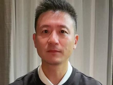 在大比分0:2落后的情况下,国羽男团顶住压力逆转卫冕!非常不容易,在庆祝胜利的同时,我们也要总结不足,调整状态,打好接下来的单项赛#蔡赟评球 #杭州亚运会 #羽毛球