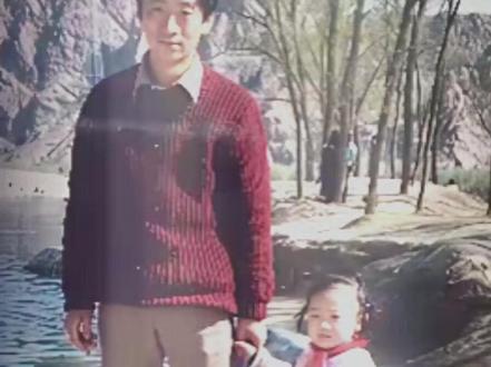 热播剧《老舅》是导演孔二狗以自己老舅为原型,自编自导的一部电视剧,剧中郭京飞饰演的老舅是一个聪明、乐观、爱折腾,又很热心肠的一个人,导演孔二狗说: “真实的老舅也如同电视剧中演绎的那样,他是一个热心肠,他的一生几乎没怎么为自己而活过,一直在穷折腾,但都是为了家人活得更好,为了身边的朋友过得更好。”
就像剧里演绎的那样,他心血来潮去学法律,参加法考,就是为了朋友,他奋战87天,考试当天累得眼睛几乎都睁不开了,他自己用手翻开眼皮看书,老舅是非常有毅力的一个人!当然,剧情中还有他去写武侠小说,去做小孔眼睛,去卖衣服,做外贸,总之和他在一起生活,你永远不知道下一秒在他身上会发生什么事,不管是好事还是坏事,都出乎人的想象。
但是不管这件事的结果如何,他都能乐观的面对每一次失败,又很淡然的看待每一次成功,老舅这种积极乐观的心态,也影响了导演孔二狗,他当年高考失败,老舅一边做饭一边开导他:“庄稼不收年年种,定有一年好收成!”所以,在郭京飞的眼里,孔二狗导演似乎也是这样的人,多大的事在他这里都不是事,感觉他与这个世界都无关,永远保持一种乐观向上的心态。