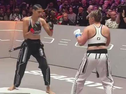 佩雷拉妹妹第一回合TKO对手拿下比赛🤨🤨#佩雷拉 #UFC