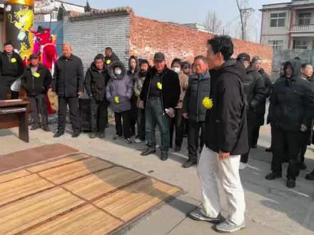 五载光阴隔不断祖孙情,一步一叩皆是情,你把对爷爷的思念都融进了这24拜里了,看你规规矩矩行完这大礼,就想起你爷爷生前那般的疼你,如今你这般的敬重他,他定能感受到你这份沉甸甸的孝心。