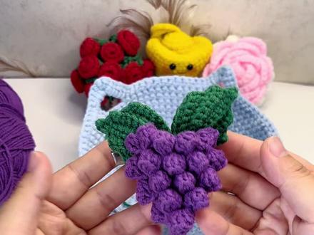 #钩织教程 (附图解⬇️)🌸钩织发饰日常,第24弹,超级解馋的葡萄🍇发夹
葡萄主体:
R1:环形起针,3ch.(2F.ch)×10(绿线)
R2:3ch.(7F 枣型针.2ch)×10
R3:3ch.(7F 枣型针.2ch)×4.K1. (7F 枣型针.2ch)×4
R4:3ch. (7F 枣型针.2ch)×3.K1. (7F 枣型针.2ch)×3
R5:3ch. (7F 枣型针.2ch)×2.K1. (7F 枣型针.2ch)×2
R6:3ch. (7F 枣型针.2ch)×1.K1. (7F 枣型针.2ch)×1
叶子:
R1:9ch
R2:6X.W.6X.ch
R3:6X.W.6X.ch
R4:6X.W.6X.ch
#毛线钩织 #手工教程 @柯柯手作