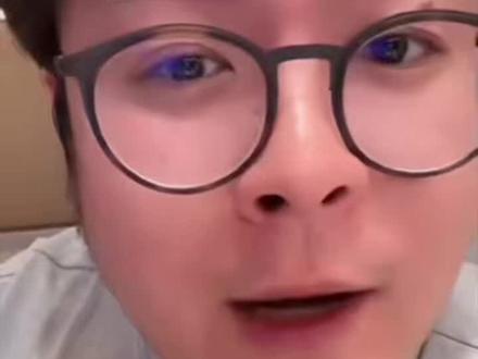 #离歌1999 导演@夏导不瞎导 在开拍前对新剧的看法,现在都落实了,#陈添祥 的红毛等不到四月,三月已经满天飞了#张晋宜 的迅速二搭也是和添的😄夏导的剧都是he🥹大家放心,那一🔪红毛没事。期待今天的杀青!@陈添祥