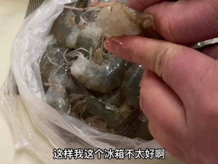 鲜虾拨虾仁只要做到这两步,虾仁就像金蝉脱壳一样,2秒拨一个!#美食