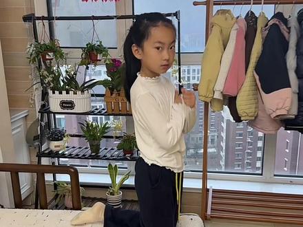 今天外面超级冷啊吓人!这大风!我给孩子找出小棉袄了,这个打底棉袄又可以当打底又可以当棉袄,暖和的很!身高加5拍就行