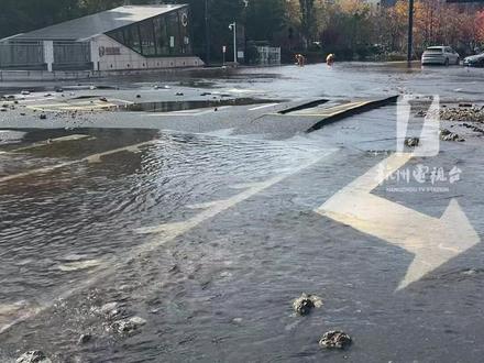 #杭州 古墩路#地铁 站C口附近路面明显隆起,抢修工作紧张进行中,现场#积水 已基本消除