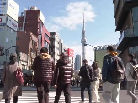 【#中国游客减少日本商家担忧 】#日本旅游城市店铺营业额下滑 日本首相高市早苗发表错误言论后,负面影响持续蔓延至日本国内经济。在东京等中国游客的热门旅游城市,部分从业者坦言,游客与消费已经出现下滑。冲绳的商家们也普遍担心,游客数量下滑的影响可能进一步扩大,“游客数量明显减少了,这还是挺让人在意的。”(来源:央视新闻)