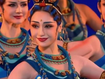 舞蹈解说|春晚这四支舞,全是文化顶配✨
今年马年春晚,有四个作品让我反复观看,它们不只是好看,更承载了不同的文化使命👇
🌧️《喜雨》·孟庆旸
长穗斗笠,雨丝飘洒,江南烟雨中走来的行者。从《浔山行》改编而来,把山水意象化作“雨”。这种写意抒情的舞蹈,是春晚的保留项目——去年的《兰》,前几年的《晨光曲》,都在提醒我们:在快节奏里,依然可以静下来感受一份温婉与诗意。
🐎《追影》·张翰
零点后首个节目。光影交错间,他追逐自己的影子,腾跃、旋转、定格,像一匹冲破黑暗的骏马。马年看《追影》,看的就是那种蓬勃向上、一马当先的民族精神。他追的不是影子,是光,是希望。
🌍《踏地为节》
哈尼族木屐舞、傈僳族“阿尺木刮”,同台对话西班牙弗拉门戈、匈牙利莱盖涅什。木屐的清脆,弗拉门戈的铿锵,在一踏一转间完成跨越山海的文明对话。今年春晚很多节目都在讲“人类命运共同体”,而《踏地为节》用脚步告诉我们:不同肤色的人,可以在同一个节拍里找到共鸣。
🕌《丝路古韵》·舞剧《龟兹》选段
还原克孜尔石窟壁画上的乐舞场景。舞者用三道弯的体态、急速旋转的胡旋舞,把千年壁画“跳活了”。这是一张文化名片,带我们走进新疆龟兹,探寻中华优秀文化的宝库。
四个作品,四种气质:
江南的烟雨、追光的热血、世界的共鸣、千年的回响。
中华文化,既温婉包容,又自信昂扬。
你最喜欢哪一个?评论区告诉我👇
#春晚舞蹈 #舞蹈解说 #马年春晚 #喜雨 #张翰