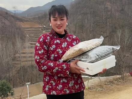 哈喽老乡们好,利娜今天带大家认识一下我们伏牛山九蒸九晒的黄精茶,我们从大山里挖回来,辉哥柴火竹笼古法泡制,九蒸九晒,保证让你喝到好黄精茶,如果您平时也有力不从心,工作生活压力大的,气色不够好,都可以试试咱九蒸九晒的黄精茶,马上该过年了,赶快喝起来吧,视频下方小黄车可以直接拍#汝州利娜 #黄精茶喝出好气色 #黄精茶 #黄精茶九蒸九晒 #大山里的馈赠纯天然