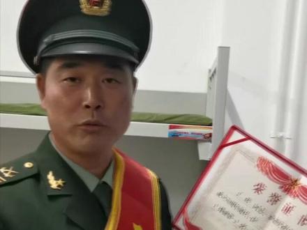 坦克方队第一车驾驶员丁辉,在第五次受阅后,获得第二枚二等功军功章。(何友文 王玉)