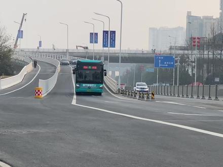 为满足市民往返涪江六桥片区的通勤需求,1月31日起新开204路公交,线路由北固街口开往数字经济产业园区(双向),计划配置2辆公交车运营,首班车7:00,末班车时间19:00,后天欢迎大家乘坐体验新线路#遂宁公交记录 #遂宁公交 #遂宁 #马上入川蜀你好玩 #遂宁邀您来过年 @四川文旅 @四川文旅 @遂宁文旅