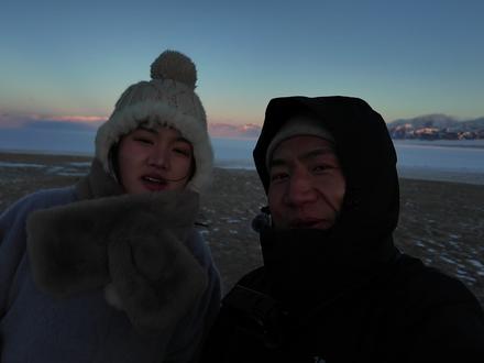 【VLOG】赛里木湖没白活!情侣开特斯拉零下15度自驾赛湖! 这是新疆海拔最高面积最大的高山断陷湖,也是大家所熟知的,大西洋最后一滴眼泪,开着特斯拉从重庆自驾3500公里,只为来这看一眼,大雪封路只开放十几公里的赛湖,有什么可看的?床车自驾洗漱怎么解决?我是文景川,欢迎来到特斯拉床车自驾新疆,第十集。
明天的赛湖,将开放环湖路线,而我们也将告别赛湖前往伊宁,打卡伊宁六星街,品尝这次旅程难忘的烤包子,缸子肉,馕包肉,我是文景川,关注我,我们下期再见。
#特斯拉 #特斯拉大床房 #特斯拉自驾新疆 #赛里木湖 #modely