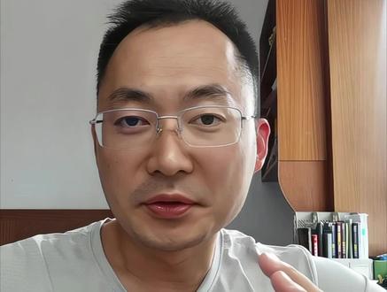 抖音主页作品合集,创建教程 有粉丝问,我的主页里这种视频合集是怎么做的?这种合集能让视频分类呈现。用户看了一个喜欢的,就会连看整个系列。这个功能会让你的内容更有价值。保姆级教程来了:用手机或电脑登录创作者服务中心。扫码或验证码都行。左边内容管理栏里,找到合集管理功能。点击创建合集按钮。标题建议写“自媒体之路”。上传你喜欢的封面照片。把相关视频添加进去。点击创建就完成了。稍等系统审核通过。你的主页上也就有这个合集。开始行动才能不断进步。现在就动手试试吧!还有什么疑问,评论区里留言,我来帮你解决!#自媒体 #合集怎么创建 #dou上热门 #干货分享 #知识分享 @抖音创作小助手 @抖音小助手 @抖加上热门 @DOU+小助手 @生活服务热点中心