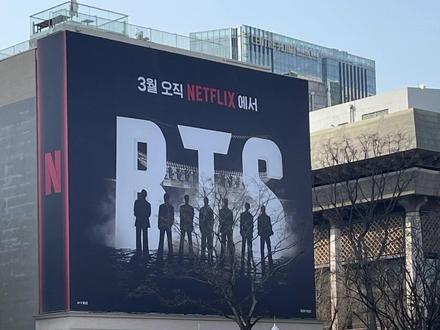 光化门变成巨大演唱会现场!BTS回归演出准备现场 首尔市中心的光化门广场,正在变成一个巨大的K-POP演出现场。
2026年3月21日晚上,这里将举行 “BTS The Comeback Live | ARIRANG” 回归演出。演出前一天,广场上正在紧张地搭建大型立体舞台和各种活动设施。
许多游客和市民来到这里观看准备情况,用手机记录现场的画面。
这次演出预计将吸引 约26万人来到现场,并通过 Netflix向全球约190个国家进行直播。
这样的规模和气氛,让很多人想起 2002年世界杯时光化门广场的街头助威场面。平时守护这里的是世宗大王像和李舜臣将军像,而这一次,光化门广场成为了世界级的K-POP舞台。
希望这次活动能够顺利举行,并再次提升韩国文化在世界上的影响力。
#光化门 #光化门广场 #BTS #BTS演出 #BTS回归 #首尔演唱会 #韩国KPOP #首尔旅游 #韩国文化 #光化门活动 #世界杯助威 #首尔热点 #韩国演出 #KPOP现场 #Seoul #BTSconcert