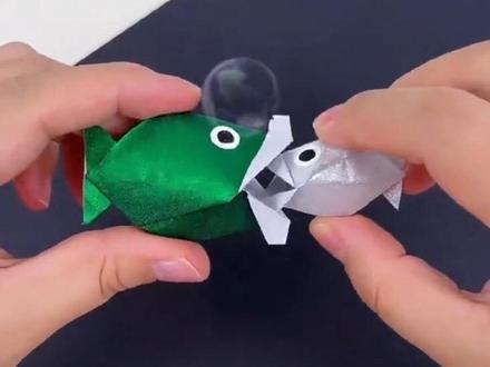 一张纸折的立体小鱼,拿在手里还能玩大鱼吃小鱼!快来试试吧#手工 #折纸