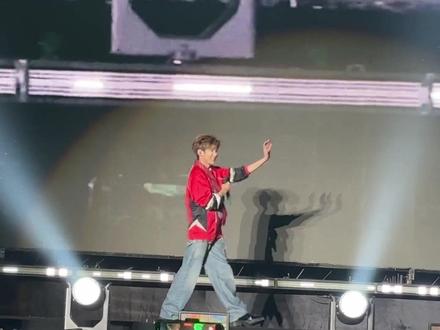 #王源南宁音乐节 仅以此视频纪念我死去的双腿,青秀山东门离音乐主会场实在是太远了啊啊啊啊,好累,但是这次离源好近噢!终于从屏幕到我的眼睛里了,王源,我们下次见!!!(还有很多好听的,等我有空了就精剪发出来🥰