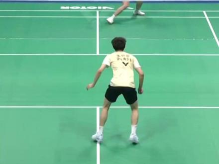 翁泓阳获十五运羽毛球男单金牌 续写福建羽球辉煌 11月20日,第十五届全国运动会羽毛球各单项决赛先后收拍,男单赛场传来捷报,福建选手翁泓阳2-0击败了湖北队的朱轩辰,时隔12年为福建再次摘得全运会羽毛球男单金牌。#福建荣耀 #tv8文体频道 #科技文体传媒中心