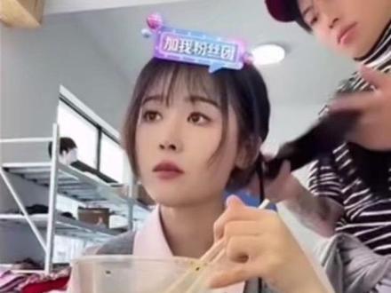 二搭总算熟络起来了互称小卡子和小莹子#翟一莹 #卡戎 新剧三个阶段青梅竹马#快来围观 #向全世界安利 #俊男靓女 @DOU+上热门 @DOU+小助手