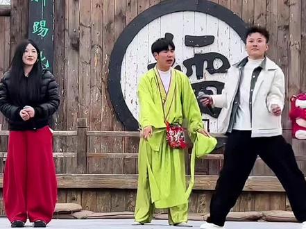 #喊麦 #万岁山武侠城 #万岁山老嫂子 龙龙团队的袁总#袁火火 和晓航的UU上舞台斗喊麦