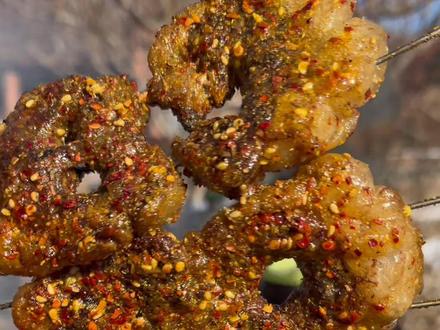 #dou上热门 #烧烤#户外 #烤牛腰子#抖音美食推荐官 挺长时间没吃牛腰子了,滋滋冒油的烤牛腰子真的是太香了@DOU+小助手 @DOU+上热门