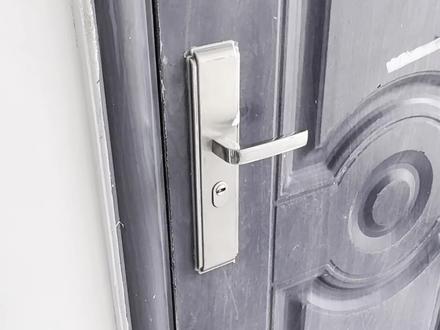 主体拆改⑨|自己动手拆石膏板吊顶超全流程
⚠️⚠️一定要戴好护具口罩护目镜必须带!!!我的护目镜有点糊糊的,有时候看不清我拿下来眼睛马上进灰😭😭
🧰准备工具:羊角锤、撬棒(扁型凿子也可以)、螺丝刀(最好是电动,手动会怀疑人生)、铁锹、扫把、垃圾编织袋、装修马凳(梯子也可以)
🥽护具准备:手套、护目镜、防尘口罩
tips:
⚠️有条件可以准备一套防护服,全包那种,碎碎的石膏粉真的搞得浑身都是,很难受
⚠️可以先摸索找出固定石膏板的自攻螺丝钉,把它们全部卸下来,最后石膏板不管是徒手掰下来还是用锤子砸都很好拆
⚠️面积大一点的吊顶可以再准备一个大的撬棍,大面积的可以有些直接翘下来
⚠️拆下来的龙骨是可以卖钱的,多多少少的蚊子腿也是肉不是嘛~
#自己动手装修 #自装 #自装日记 #装修记录 #装修过程