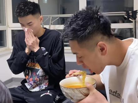 这是纯姐夫小舅子关系,别想的那么复杂