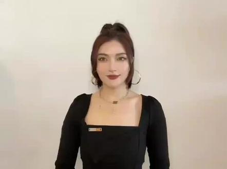 庄心妍'商业演出🎥VCR
#喜欢就关注我吧 庄心妍
中国内地流行乐女歌手
代表作《一万个舍不得》
流行金曲排行榜最流行影响力女歌手
29岁
165cm
O型血
魔羯座
庄心妍(Ada)女,汉族,1993年1月9日出生于广东省陆丰市,中国内地流行乐女歌手。2012年推出个人首支歌曲《一万个舍不得》,从而正式出道。2014年凭借歌曲《一万个舍不得》迅速走红。2015年凭专辑《一直想着他》获得第14届华鼎奖华语年度最受欢迎专辑奖,其他代表作品有《新霸王别姬》《走着走着就散了》《真心》《彻底》等
2017年,举行“Saw The Light”巡回演唱会。2018年,获得酷狗直播年度音乐盛典最受欢迎榜样女歌手;同年,推出EP《多么舍不得》,该专辑在酷狗音乐平台上线短短半个月即获得超50万张销量。2019年,参加中央广播电视总台文艺节目《唱响新时代》;同年,举行“花young时光”系列主题音乐会