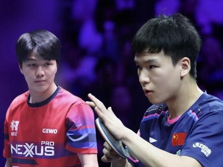 逆转破韩!向鹏4:2力克安宰贤 #短视频变现 #国乒 #向鹏#体育精神 #向鹏4比2安宰贤
2025WTT香港总决赛男单1/8决赛,上演中韩巅峰对决!国乒22岁小将向鹏迎战韩国主力安宰贤,在先丢一局的绝境中展现超强韧性,以4:2逆转取胜,昂首挺进八强。
首局向鹏7:4领先时突遭逆转,被对手连得7分以7:11憾负。第二局他迅速调整,在5:8落后的不利局面下奋起直追,关键分反手擦网制胜,11:9惊险扳平。第三局成为鏖战焦点,双方交替领先至11:11平,多次互换局点后,向鹏凭借远台反手反拉的惊艳表现,16:14拿下赛点大战实现反超。第四局他延续强势,多次落后后顽强追平,最终11:9锁定优势。尽管第五局被安宰贤13:11扳回一局,但向鹏在第六局稳扎稳打,5:5平后连下6分,以11:5锁定胜局。
暴力正手撕开防线,关键分敢打敢拼!向鹏用荡气回肠的逆转诠释国乒新生代的拼搏底色。为这位越打越勇的小将点赞,期待他后续赛程再创佳绩!