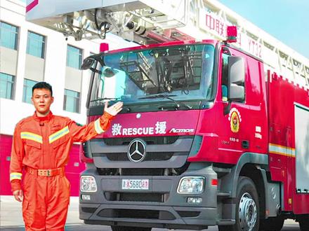 你们一直想看的云梯车,他终于来了!32米的高度,你敢上去吗?#消防车 #冲呀蓝朋友