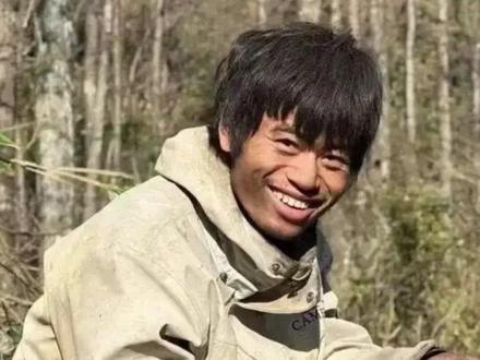 12月3日,张家界荒野求生决赛第10天 #"林北"选择拿2000元奖金退赛 称会干"家具"老本行并经营自媒体账号 #其比赛期间涨粉36万 因乐观性格走红