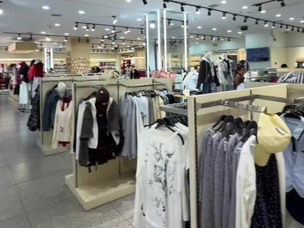 太原惊现线下拼夕夕!超多春日氛围感衣服这不就有了~#逛街买衣服 #春日ootd #太原 #买衣服