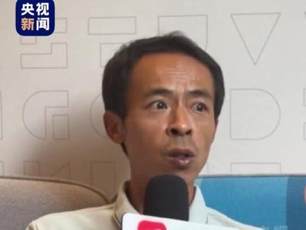 景德镇“鸡排主理人”因真诚服务走红,金句频出持续圈粉。“找到自己的热爱,认认真真地做下去。”点赞敬业的“鸡排哥”👍 (来源:央视新闻)#鸡排主理人 #真诚才是必杀技 #敬业精神 #点赞