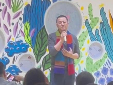 "我们应该可以渡过这个难关"!嫣然年会上,#李亚鹏 公开感谢那英、董宇辉等人伸出援手 最难的时刻已经过去了#嫣然天使儿童医院 #李亚鹏感谢那英董宇辉等人伸出援手 #嫣然医院年会李亚鹏哽咽发言