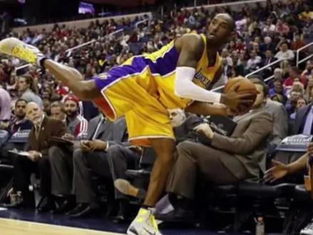 科比肘击观众的真相究竟是什么?听我来说说!#科比 #NBA#篮球@抖音小助手
