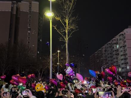 今年万达广场不让放气球🎈,少数人在路边放,气球少的可怜🥺