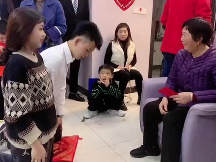 新人给长辈磕头 男孩一个动作将女孩逗乐 是真爱没错了!