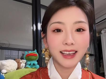 新手小白请上座 第二弹来啦
所有内容仅供参考,以下为文字版
1 放量 简单理解就是净身材尺寸基础上加上更多的量。如果实在拿不准自己应该穿什么码数,直接问客服是最好的选择。
2来料,不推荐新手选择。麻烦、工期长,不能退换。
3 添加🐟这个渠道~
祝你穿汉服愉快~
#汉服 #汉服小白 #汉服推荐 #传统服饰 #汉服日常