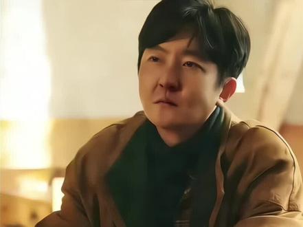 老舅最新剧情 最终二胖为了圆我的梦重开了鼎庆楼。这牌匾,还是当年我爹开馆子的心血,是我年轻时天天挂在嘴边的念想,没想到老了老了,还能借着二胖的力,把这梦给圆了#老舅 #郭京飞 #年代剧 #新剧来袭