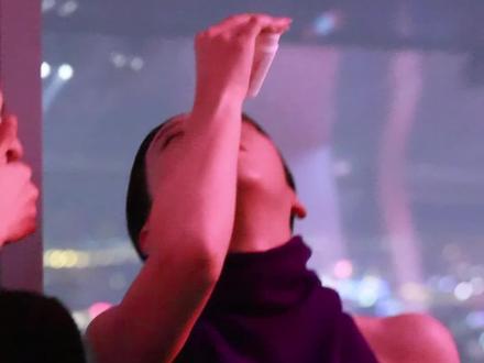 王楚然把尖叫之夜用的眼药水带给了包上恩 #王楚然